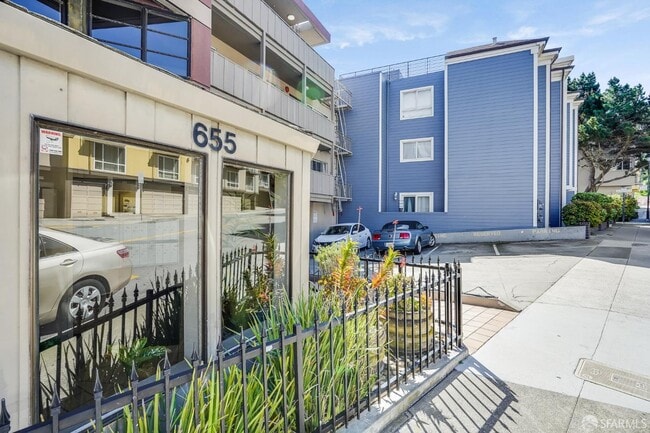 Building Photo - 655 Corbett Ave