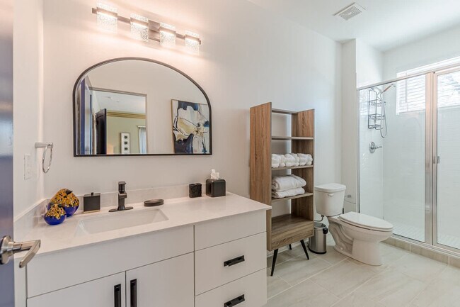 Building Photo - 525 Parkway Dr NE