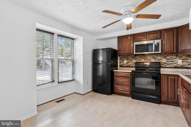 Building Photo - 15537 N Oak Ct