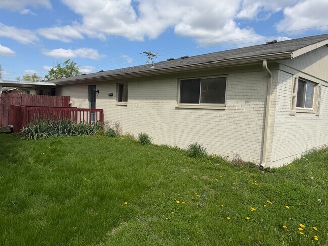 Building Photo - Riverside 2 bedroom/ 1.5 bath Newly Renovated