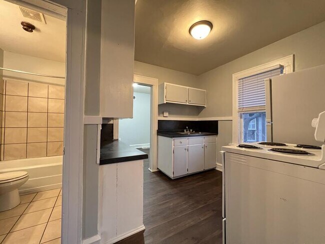 Building Photo - 1503 2nd Ave SE