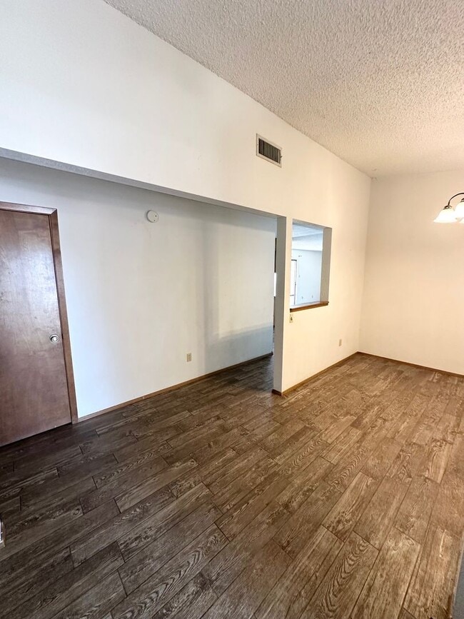 Building Photo - 3 Bed 2 Bath Ready to Rent ASAP!