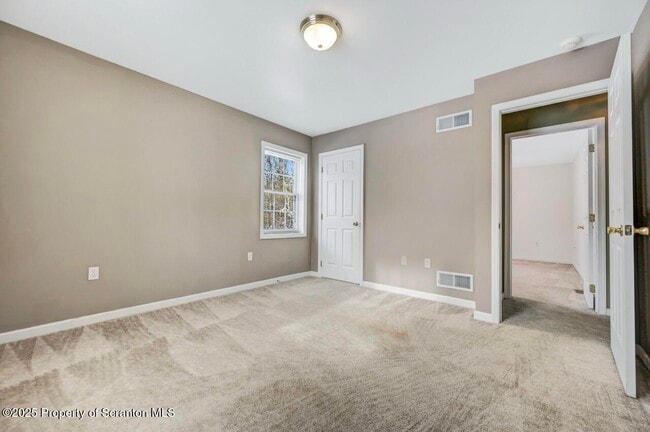 Building Photo - 28 Robin Ln