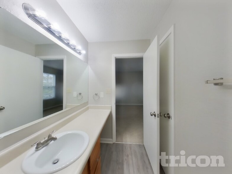 Building Photo - 1296 Edgewater Dr