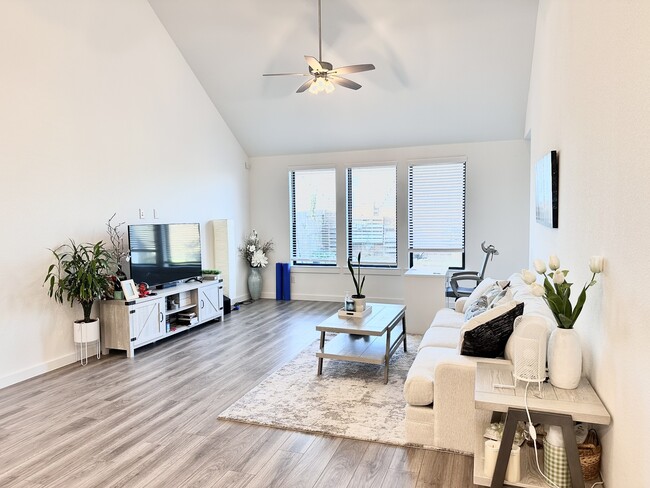 Building Photo - 13110 Blue Flora Dr