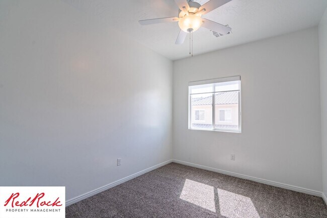 Building Photo - 3 Bedroom, 2.5 Bathroom Townhome in Ivins City