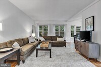 Building Photo - 1132 Valley Dr