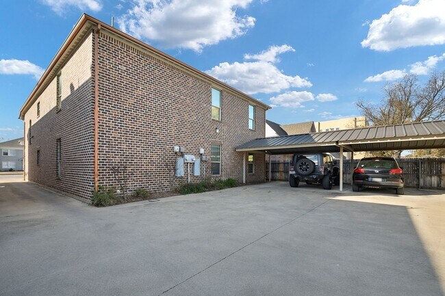 Building Photo - 3241 S University Dr