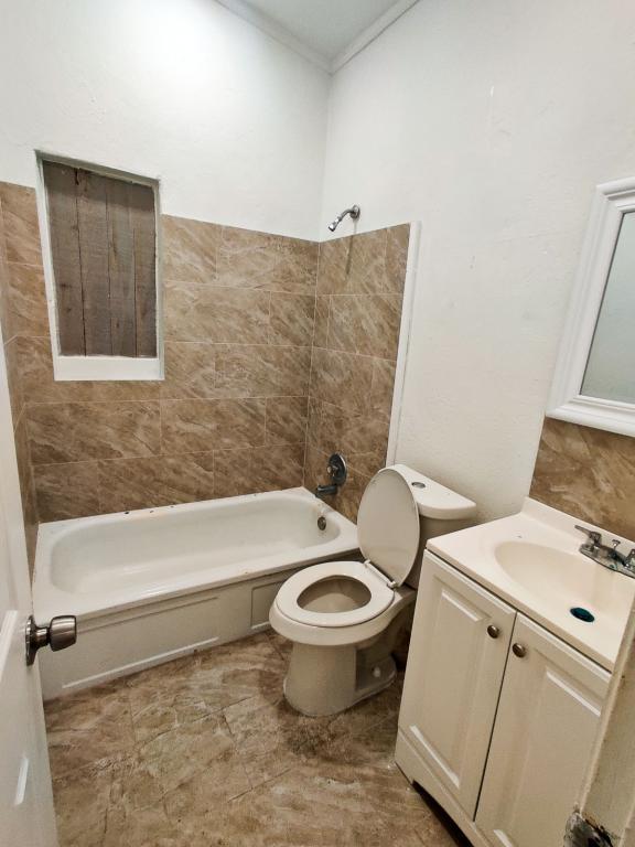 Building Photo - 5500 Balboa Dr