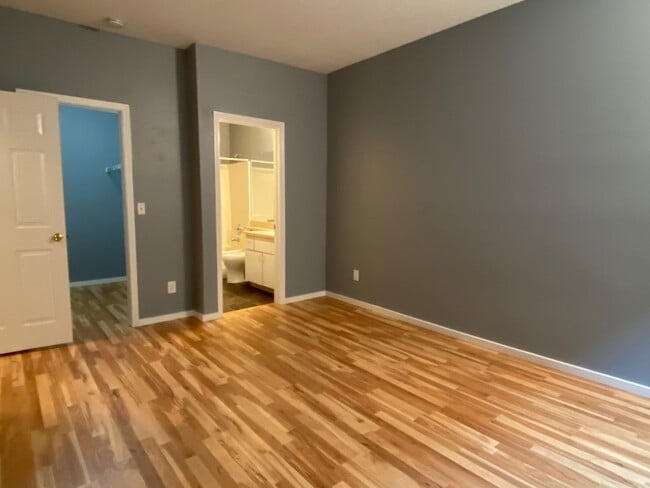 Building Photo - Spacious and turn key ready 2 bedroom apartment close to downtown. 2 parking spots and additional...