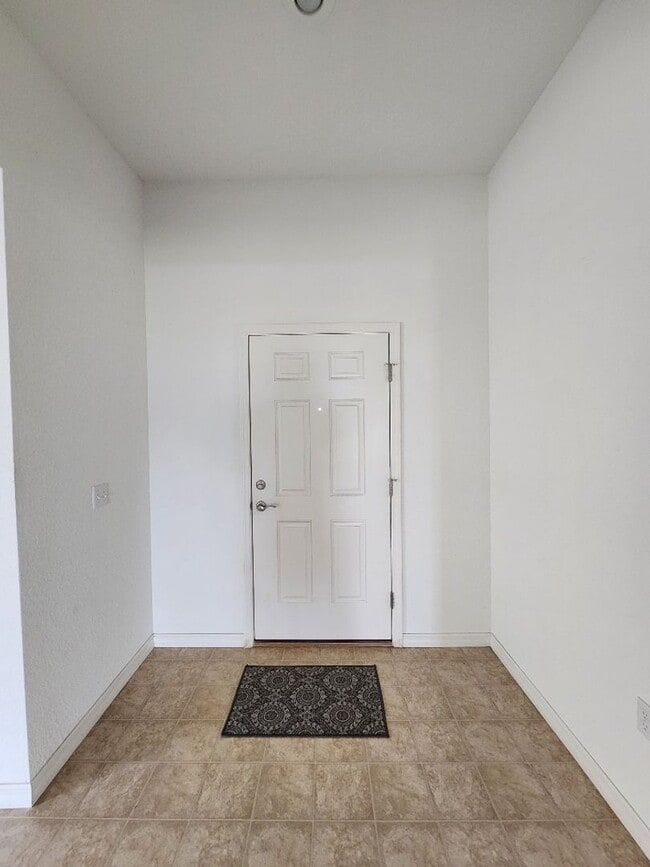 Building Photo - Gorgeous 4-Bedroom Lakefront!!