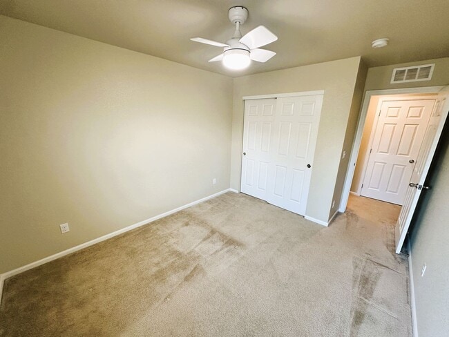 Building Photo - Beautiful 3 Bedroom Home (Available Immedi...