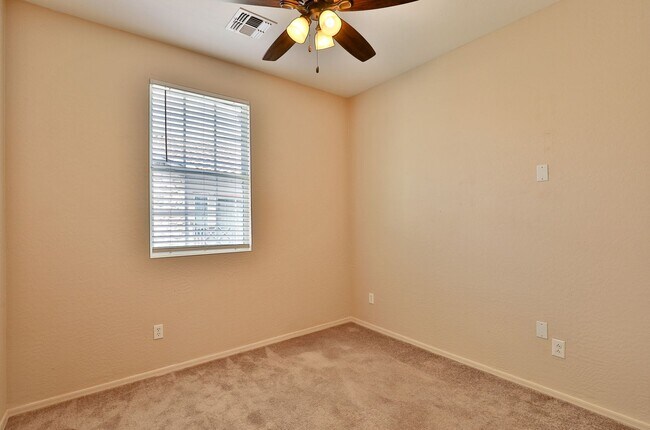 Building Photo - 3 bed/2.5 bath Condo in Gilbert’s Lofts in...