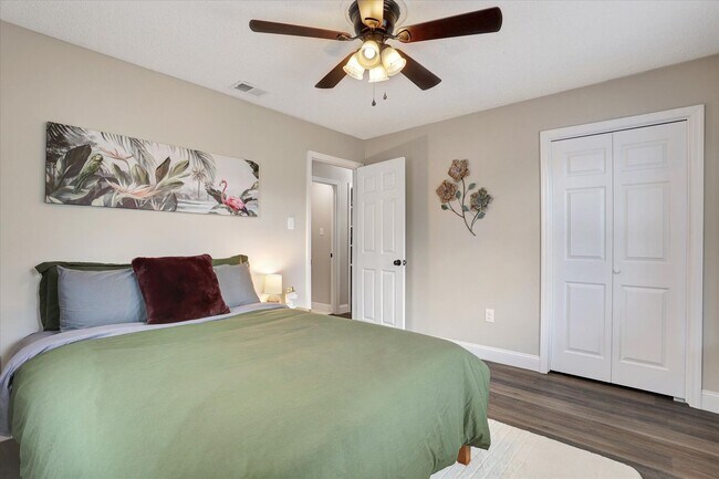 Building Photo - 4 Bedroom, 2 Bath Brick Home in Savannah