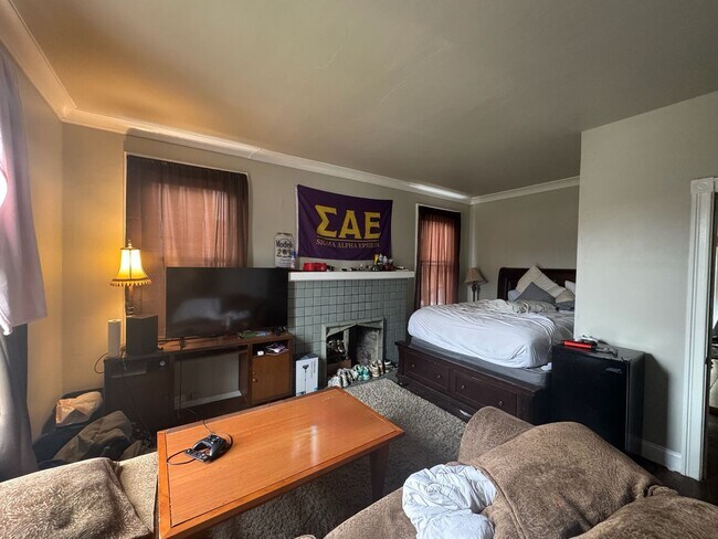 Building Photo - 6 bed/2 bath on Probasco St., Mins. from UC for Only $700/pp ($4200/mo)!