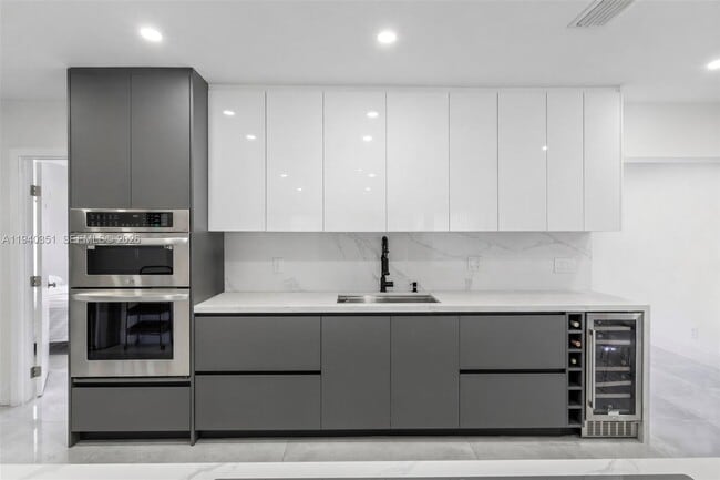 Building Photo - 8014 NW 101st Ave