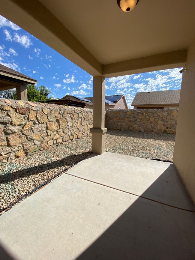 Building Photo - Gorgeous Home, New Carpet & Great Location!