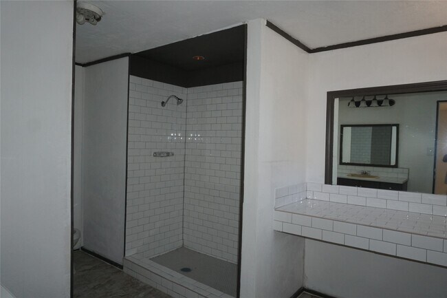 Building Photo - 10970 Maywood St