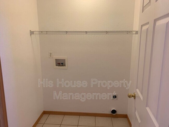 Building Photo - 208 Whitney Bay