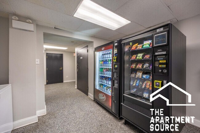 Building Photo - 1140 N La Salle Dr