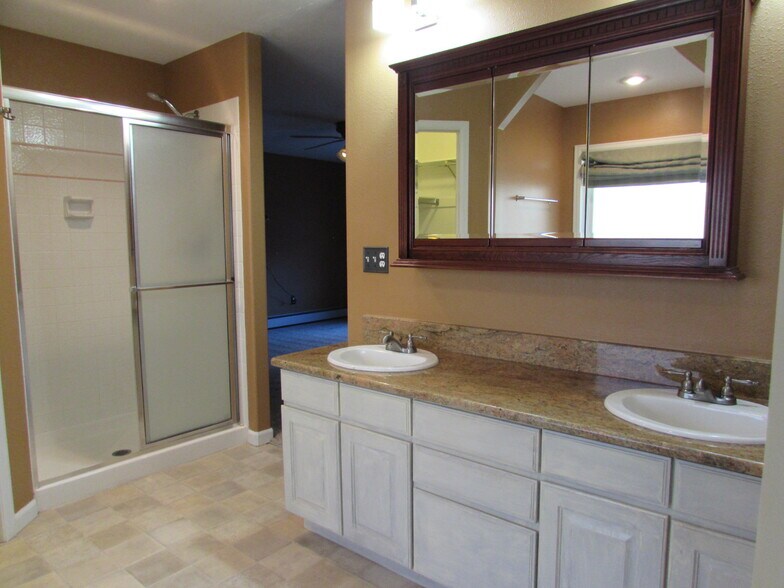 Building Photo - 2677 Cambridge Dr