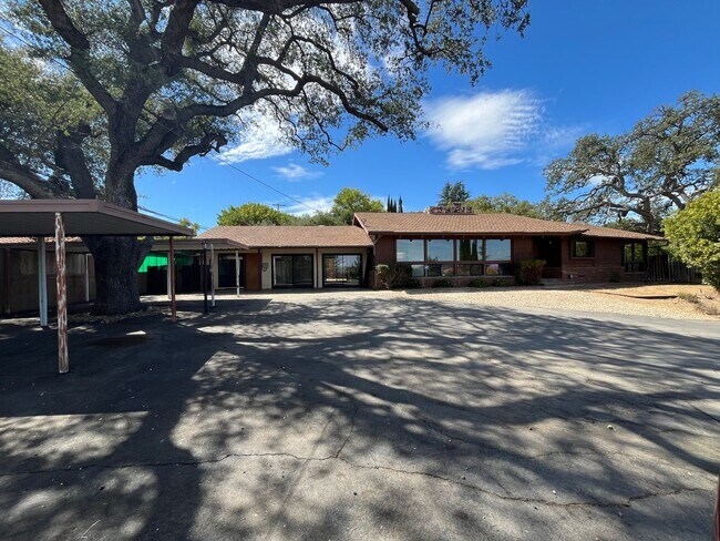 Building Photo - 420 Fairview Ln
