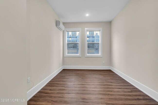 Building Photo - 527 Bangs Ave
