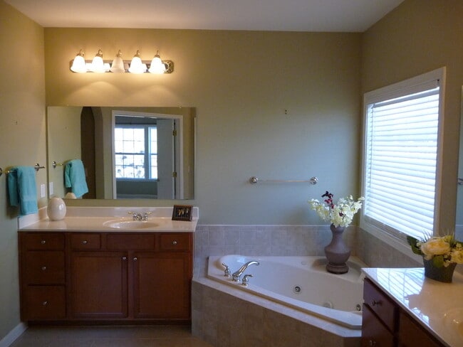 Building Photo - Executive Home!