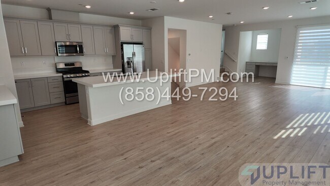 Building Photo - 4 Bed 3.5 Bath Townhome in Chula Vista w/ Washer/Dryer and 2-Car Garage