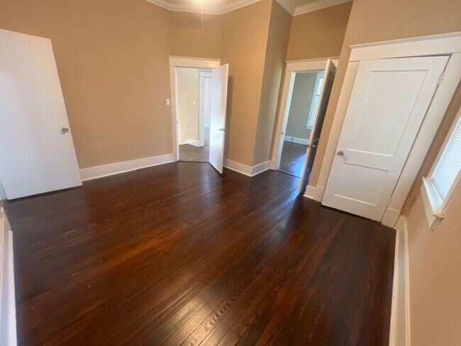 Building Photo - 1860/1862 Court Avenue