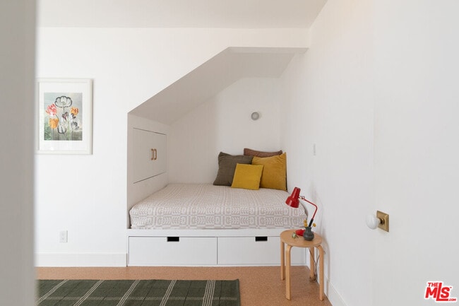 Building Photo - 5676 Hub St