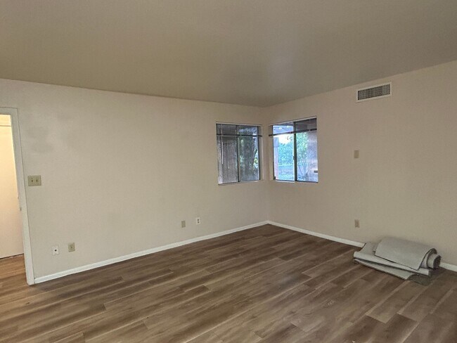 Building Photo - **$500.00 OFF FIRST MONTHS RENT AT MOVE  I...