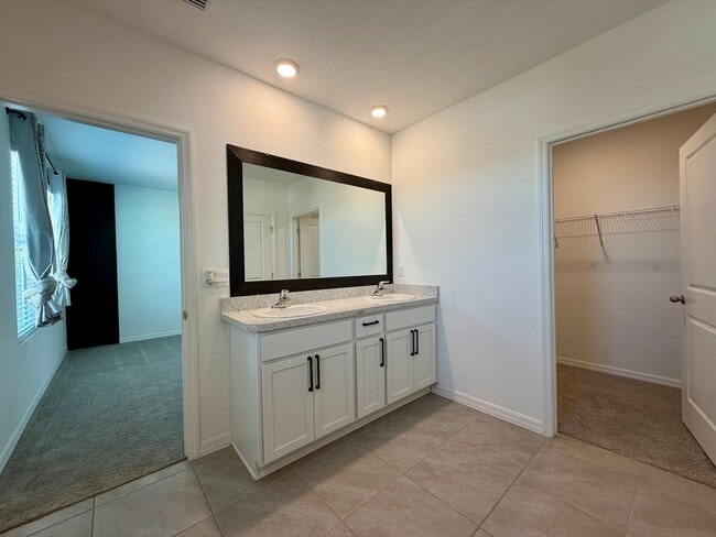 Building Photo - Beautiful 4 bed/3 bath 2 story!