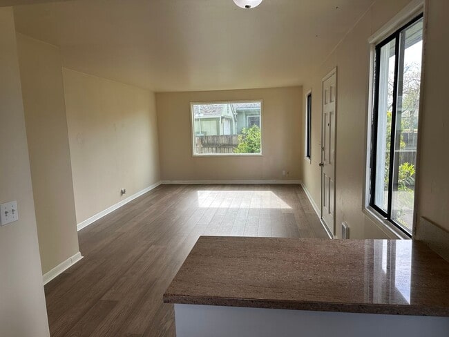 Building Photo - Charming 2 bed 1 bath house in a great nei...