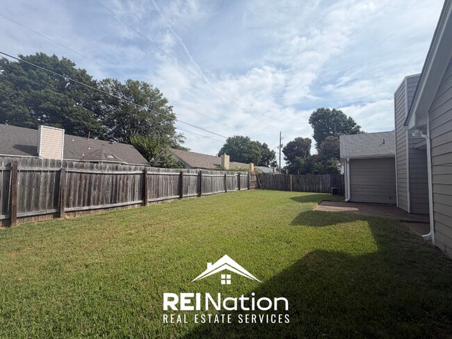 Building Photo - MEMPHIS CHARMER! | Vaulted Ceilings & Hardwood Floors | 3 Bed / 2 Bath & 2-Car Garage
