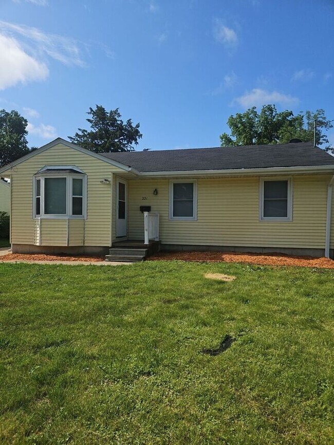 Primary Photo - Cozy Des Moines Home with Covered Patio & ...
