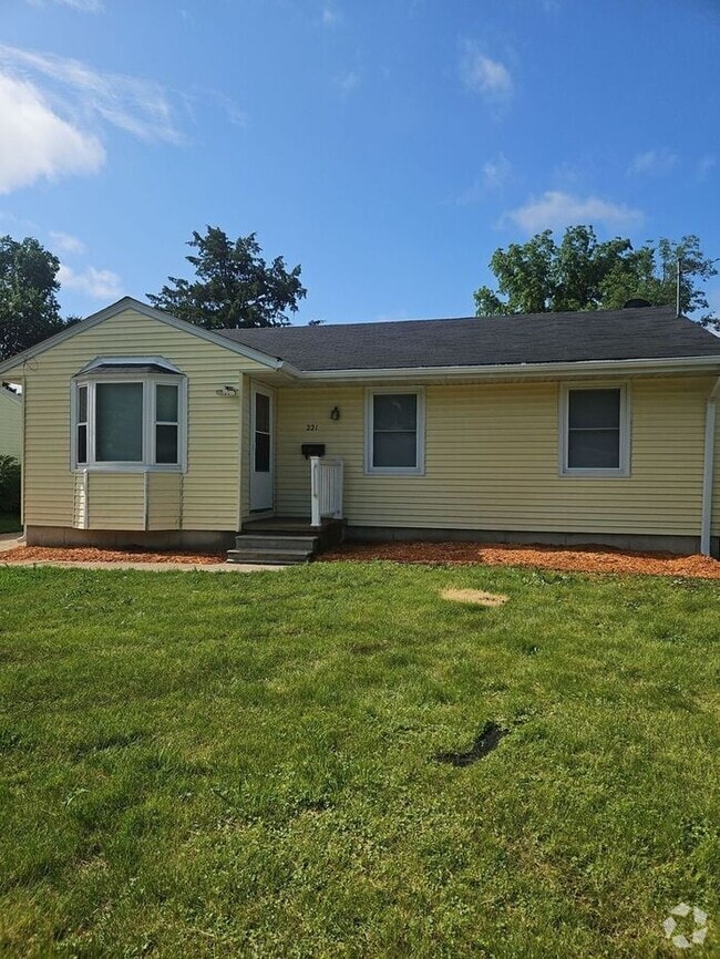 Building Photo - Cozy Des Moines Home with Covered Patio & ...