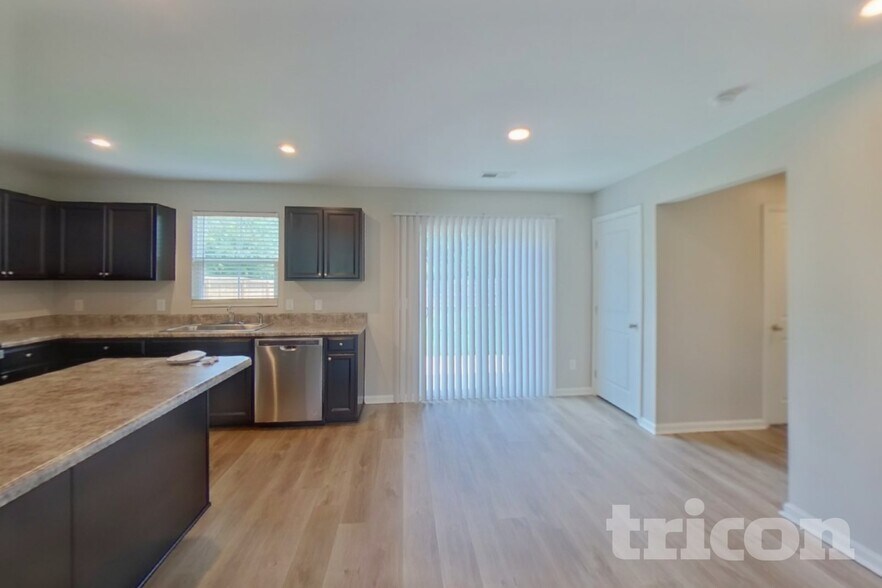 Building Photo - 120 Castlebrook Dr