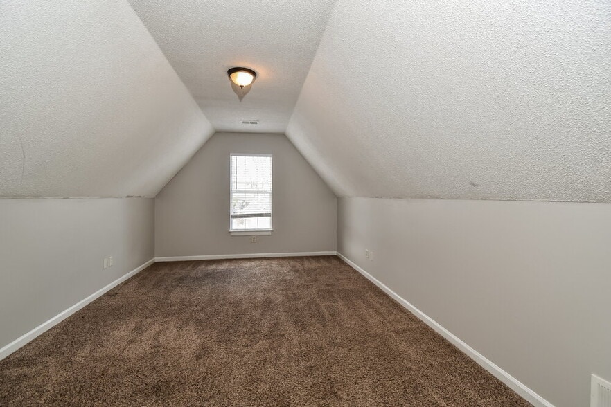 Building Photo - 8238 Regal Bend Dr