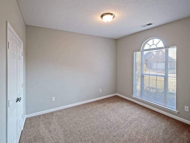 Building Photo - 3 bed, 2 bath with a Bonus room
