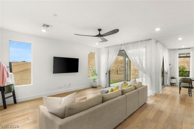 Building Photo - 6 Sun Lily Ln