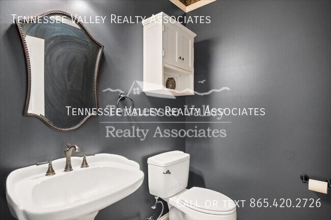 Building Photo - 821 Foxfield Ln