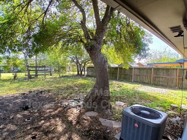 Building Photo - 1726 Lesle Ln