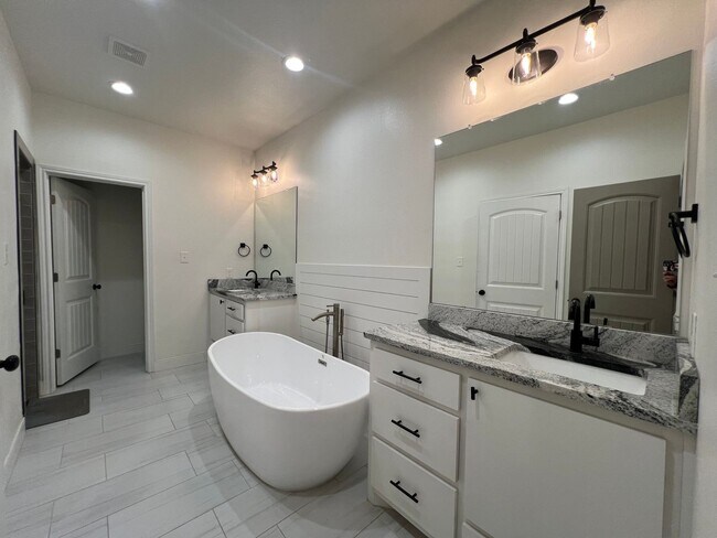 Building Photo - A Modern, Sophisticated Home in an Attract...