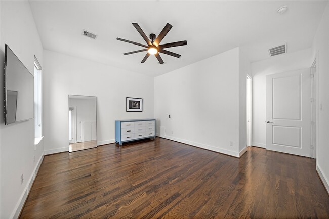 Building Photo - 1005 Bingham St