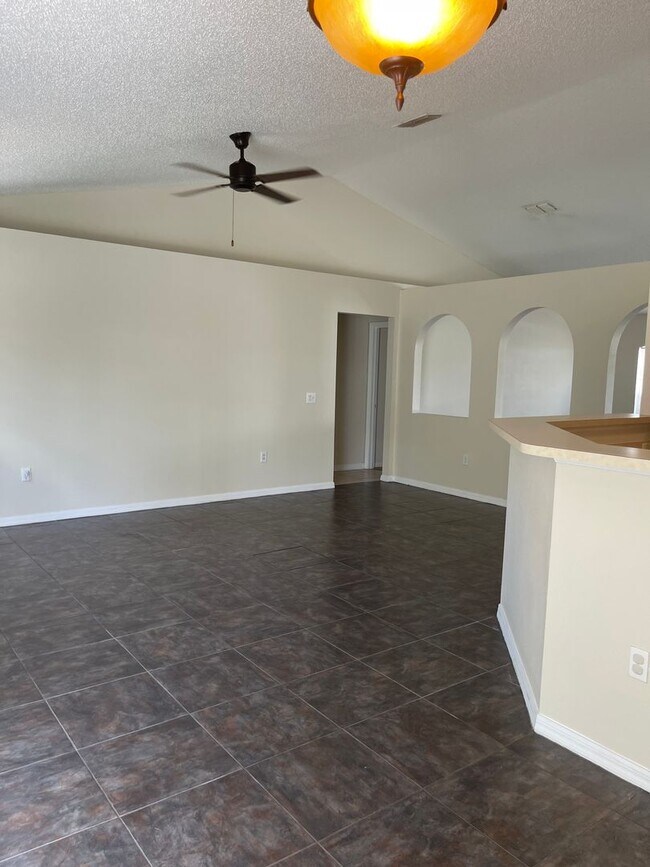 Building Photo - 4 Bedroom, 2 Bathroom, 2 Car Garage Home. Move-in Ready