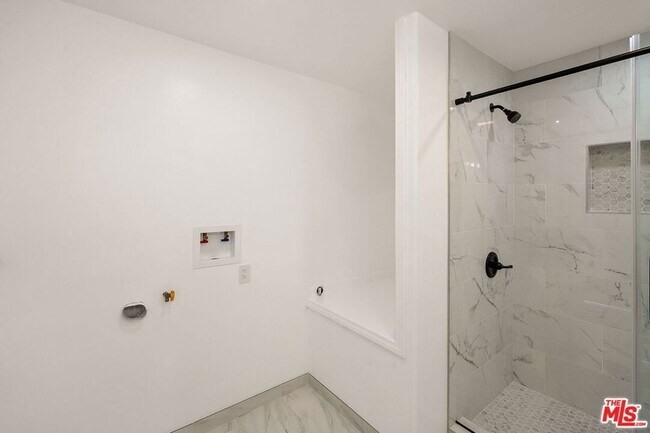 Building Photo - 435 W Elk Ave