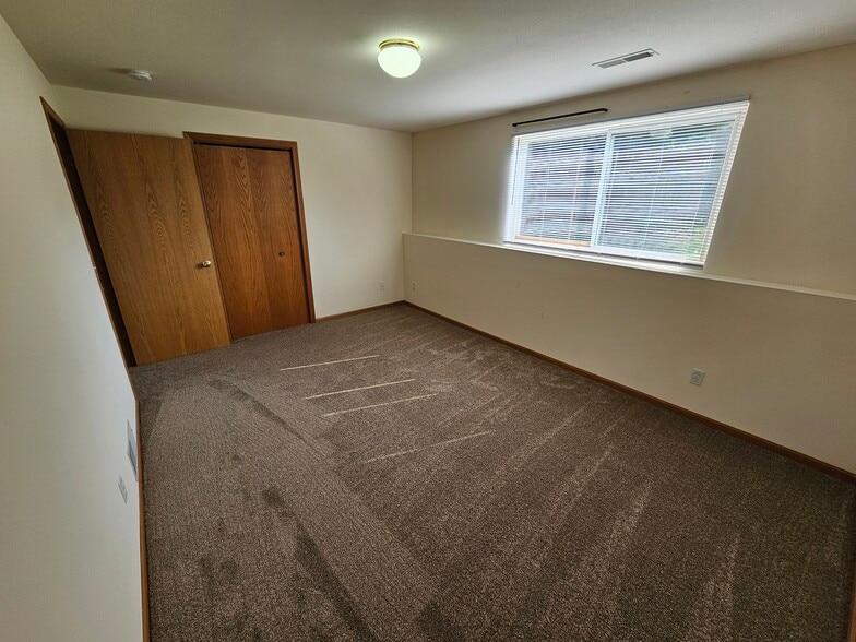 Bed 4 - 609 Eagle Crest Ct