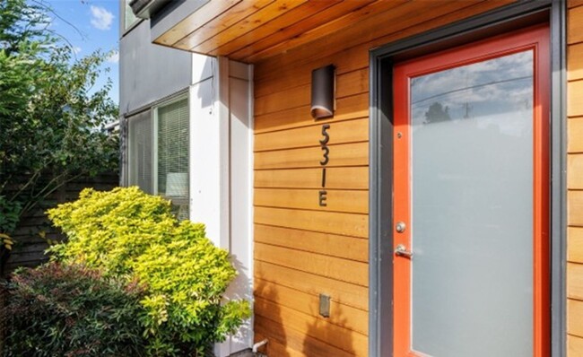 Building Photo - Modern and Sleek 3 Bed Townhome in Heart o...