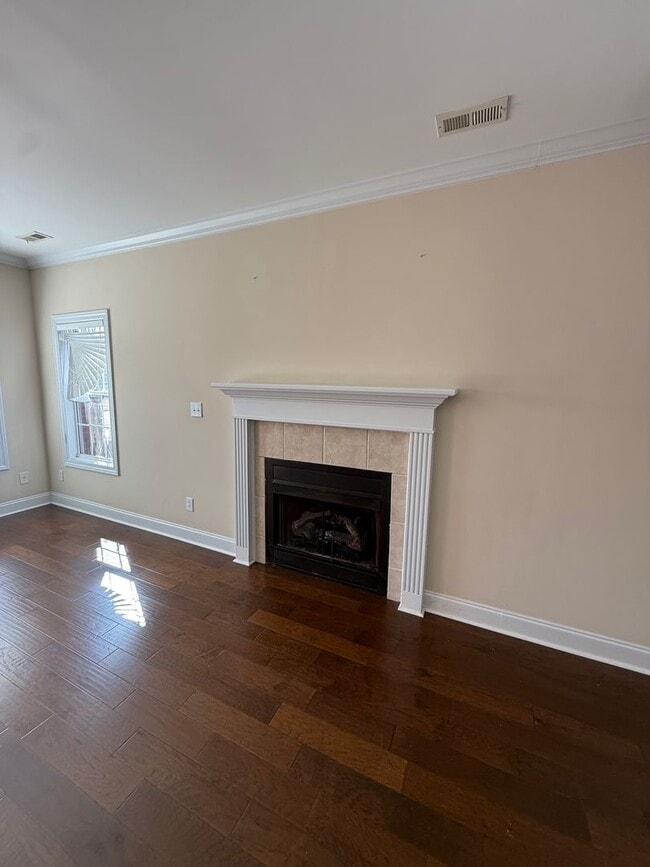 Building Photo - Well-Maintained Home in Convenient Madison Location